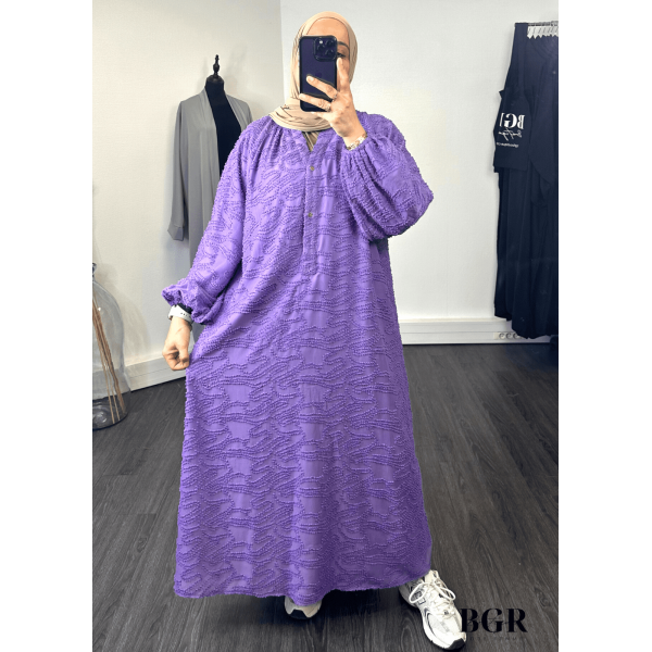 Trouvez votre tenue estivale parfaite avec notre robe longue en tissu bouclette et ses boutons dorés - BGR Boutique