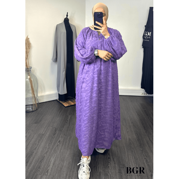 Trouvez votre tenue estivale parfaite avec notre robe longue en tissu bouclette et ses boutons dorés - BGR Boutique