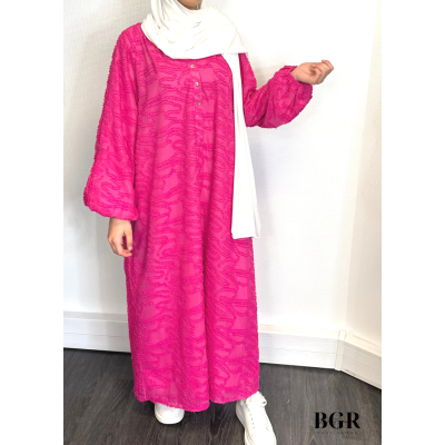 Trouvez votre tenue estivale parfaite avec notre robe longue en tissu bouclette et ses boutons dorés - BGR Boutique 2