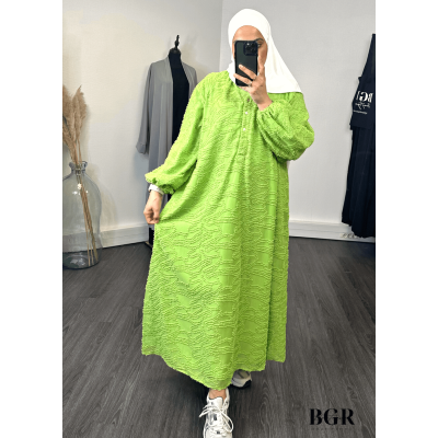 Trouvez votre tenue estivale parfaite avec notre robe longue en tissu bouclette et ses boutons dorés - BGR Boutique 2