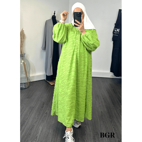 Trouvez votre tenue estivale parfaite avec notre robe longue en tissu bouclette et ses boutons dorés - BGR Boutique